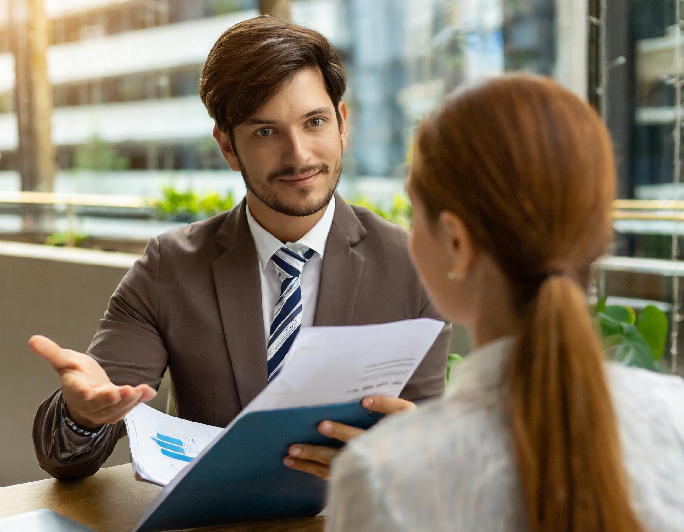 Steuerberatung für Privatpersonen, Berater im Gespräch mit Kunden, angenehme und respektvolle Atmosphäre